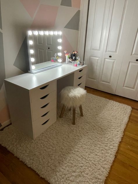 Diy Vanity Cheap, Built Vanity Ideas, Diy Makeup Vanity Cheap Bedroom, Vanity For Teenage Girl, Teen Vanity Desk, Cheap Vanity Ideas Bedroom, Teen Room With Vanity, Diy Desk Vanity Ideas, Girl Vanity Ideas Kids