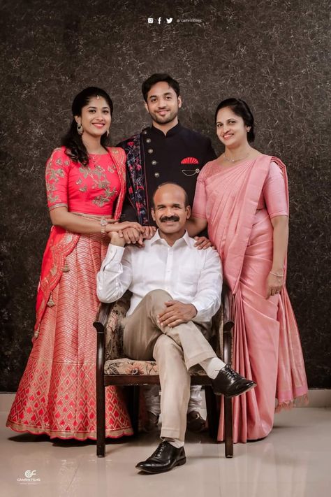 Family Photo Wedding Indian, Family Photoshoot Ideas Indian, Indian Family Portrait Photography, Traditional Family Photoshoot Indian, Pose For Family Photoshoot, Family Wedding Photos Indian, Kerala Wedding Family Photos, Family Photography Indian, Indian Parents Photography