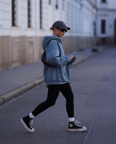 Sporty Chic Outfits Street Fashion, Sweatshirt Outfit Ideas, Sporty Chic Outfits, Neon Shorts, Sporty Street Style, Midsize Outfits, Cold Weather Outfit, Timeless Outfits, Sweatshirt Outfit