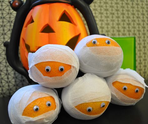 Healthy Halloween mummies, made from easy-to-peel tangerines! Halloween Cuties Oranges, Halloween Tangerines, Cuties Oranges, Farm Instagram, Healthy Halloween, Recipes Appetizers And Snacks, Halloween Mummy, Halloween 2023, Halloween Inspo