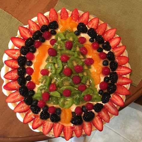 Christmas tree fruit pizza Christmas Fruit Pizza Ideas, Christmas Tree Fruit Pizza, Christmas Fruit Pizza, Fruit Pizza Christmas, Christmas Fruit Dessert, Fruit Pizza Icing, Christmas Tree Fruit, Grinch Fruit Kabobs, Pizza Halloween