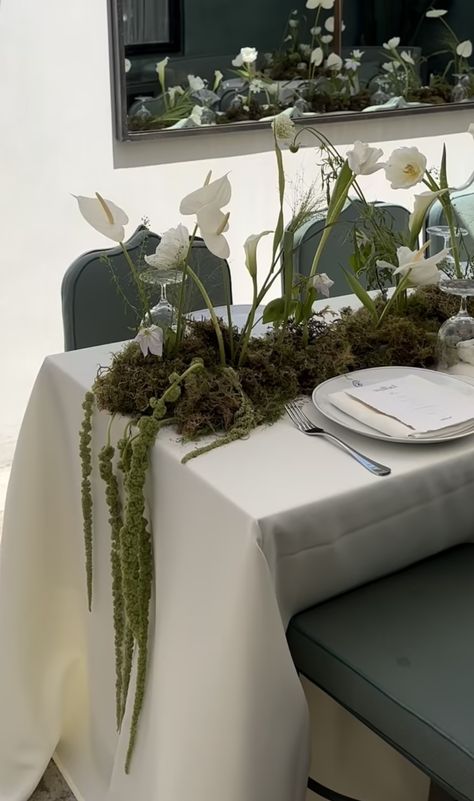 Wedding Table Settings No Flowers, Wedding Candles Table Reception Ideas, Table Setup For 30 People, Moss Balls Centerpiece, Greenery Wedding Aesthetic, Modern Centerpiece Ideas, Chic Modern Wedding Decor, Bridesmaid Table Decor, Table Decor Dinner Party