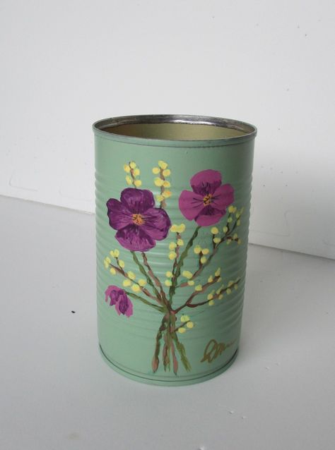 Painted Tin Can Flower Pots, Painted Tins Ideas, Can Painting Diy Tin, Tin Painting Ideas, Tin Can Flower Pots, Painting Tins Cans, Tin Can Planters, Cute Vase, Painted Tin Cans