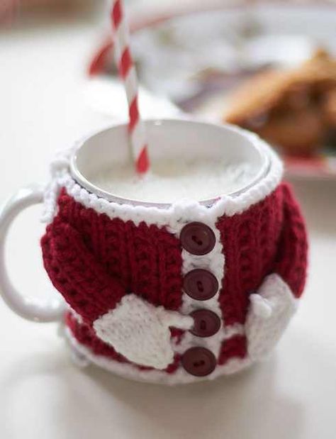 This knitted Santa mug cozy, grabbing his belly is adorable and funny and exactly how a happy and festive mug coat should be! The joyous Santa inspired mug cozy will make you happy just by looking at it. Santa’s Mug Cozy by Bernat Design Studio is a very easy pattern that is perfect for gifts … Mug Cozy Pattern, Knitted Christmas Decorations, Mug Cozies, Christmas Knitting Patterns Free, Crochet Mug Cozy, Crochet Mug, Christmas Crochet Patterns Free, Crochet Cup Cozy, Cup Cozies