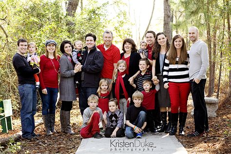 What to wear in family pictures? Sharing 13 Different Picture Outfit Ideas with an array of color scheme ideas for family photos. Family Photo Outfits Black, Large Family Pictures, Family Christmas Pictures Outfits, Picture Outfit Ideas, Christmas Pictures Outfits, Family Portrait Outfits, Family Photo Colors, Extended Family Photos, Large Family Photos