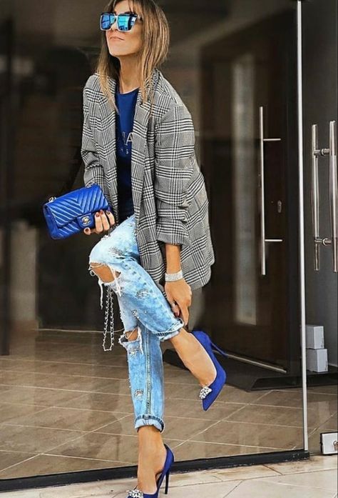 Walking Down The Street, Blue Pumps, Mode Casual, Looks Chic, 가을 패션, Looks Style, Fashion Mode, Outfits Casuales, Look Fashion