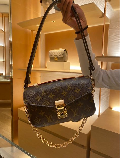 Loui Vuttion Bag, Lv Bag Aesthetic, Lv Handbags Outfit, Lv Bag Outfit, Louis Vuitton Bag Aesthetic, Lux Purse, Lui Viton, Louis Vuitton Aesthetic, Tas Louis Vuitton