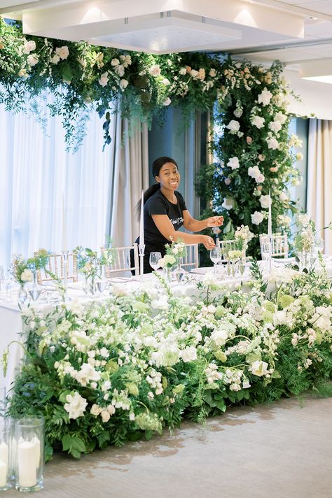 Mladenacki Sto, Head Table Wedding Flowers, Bridal Table Flowers, Green And White Wedding Flowers, Head Table Wedding, Floral Installations, Bridal Table, Flower Installation, Ethereal Wedding