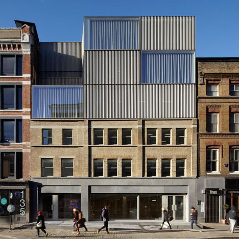 Duggan Morris contrasts mesh with brickwork at Shoreditch office block Duggan Morris, Renovation Facade, Metal Facade, Roof Extension, Temporary Structures, Office Renovation, London Architecture, Renzo Piano, Brick Facade