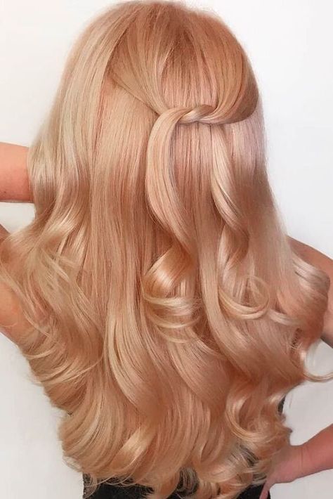 Peachy Rose Gold Blond Rose, Rose Gold Hair Color, Gold Hair Color, Hair Goal, Gold Hair Colors, Strawberry Blonde Hair Color, Hair Color Rose Gold, Vlasové Trendy, Strawberry Blonde Hair