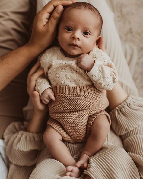 slow down and soak it all in ✨️ #newbornsession #martamoskalikpresets #newbornphotography #newbornphotographer #neugeborenenshooting #neugeborenenfotografie #neugeborenenfotos #newbornposing #stuttgartfotograf #stuttgartmoms #newbornphotos #newbornphotographers 1 Month Old Photoshoot Ideas, Easy At Home Newborn Pictures, Month Old Baby Pictures, Newborn Monthly Pictures Photo Ideas, Newborn And Toddler Pictures, 2 Month Old Baby Pictures, Family Photos With Baby And Toddler, Newborn Photo Shoot Outfits, New Borned Baby Photo