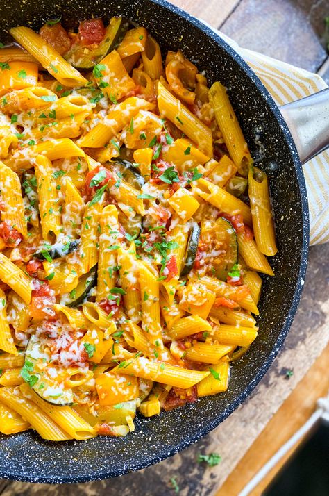 One-Pan Spanish Garlic Pasta | Easy Recipe & Done in 30 Minutes Spanish Pasta Dishes, Spanish Pasta Recipes, Spanish Pasta, Vege Meals, Uni Meals, Meatless Entrees, Beef Ribs Recipe, One Pan Pasta, Weekend Lunch