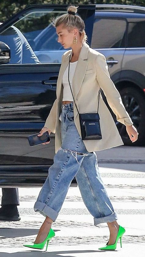 Jeans Trend, Looks Jeans, Walking Down The Street, Jeans Street Style, Beige Blazer, Trendy Swimwear, Looks Street Style, Cindy Crawford, Street Style Inspiration