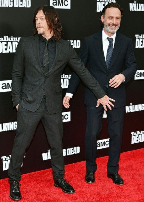 Andrew Lincoln with Norman Reedus                                                                                                                                                                                 More Carl E Enid, Carl The Walking Dead, Daryl And Rick, The Walkind Dead, Twd Funny, Twd Memes, Walking Dead Funny, Talking To The Dead, Walking Dead Memes