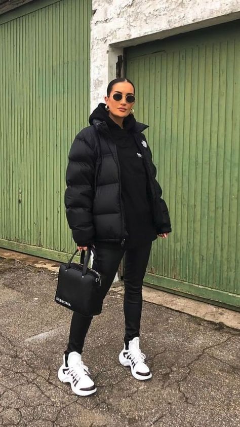 Cropped Puffer Jacket Outfit, Lv Sneakers, Puffer Jacket Outfit, Oversized Puffer Jacket, North Face Puffer Jacket, Winter Fashion Outfits Casual, Elegante Casual, Puffer Jacket Women, Looks Black