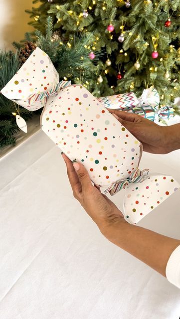 Gift Wrapping Ideas Candy Shape, Wrapping Gifts With Ribbon, How To Wrap A Gift Like A Candy, Candy Gift Wrapping Ideas, Candy Shaped Gift Wrapping, How To Wrap A Tube Shaped Gift, Wraping The Gifts Simple, Wrap Round Gift, Gift Wrapping Ideas For Clothes