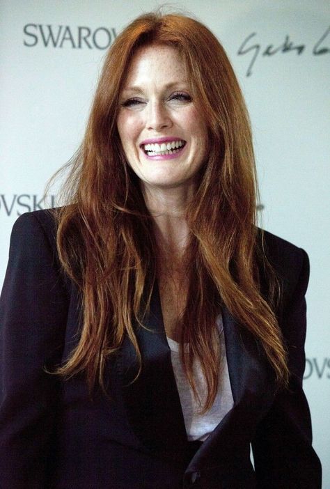 Julianne Moore Julianna Moore, Julian Moore, Aging Makeup, Marcia Cross, Debra Messing, Essential Oil Skin Care, Anti Aging Makeup, 50 And Fabulous, Long Red Hair