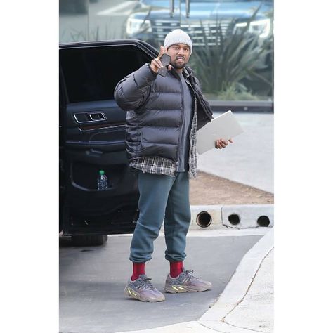 Kanye Omari West 🔥 on Instagram: “Ye wore grey Rei Knit Beanie, black The North Face Nuptse Down Jacket, blue Yeezy Season 5 Sweatpants and some Yeezy Boost 700 Mavue…” Best Running Gear, Kanye West Outfits, Kanye Fashion, Kanye West Adidas, Zapatillas Jordan Retro, Kanye West Style, Yeezy Fashion, Techwear Fashion, Balenciaga Speed Trainer