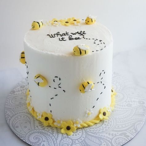 𝐂𝐀𝐊𝐄𝐒 𝐅𝐎𝐑 𝐎𝐑𝐃𝐄𝐑 𝐏𝐀𝐍𝐀𝐌𝐀 𝐂𝐈𝐓𝐘 on Instagram: “What will it bee? 🐝  Gender reveal cake for baby . Inside vanilla cake with buttercream frosting. . . . #beecake #bee #genderreveal…” Torturi Baby Shower, Kek Kahwin, Gender Reveal Party Food, Baby Reveal Cakes, Creative Gender Reveals, Bee Gender Reveal, Idee Babyshower, Bee Cakes, Baby Reveal Party