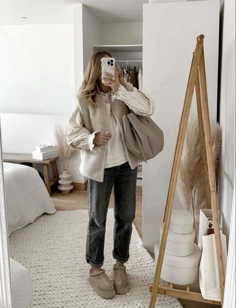 Fall Ugg Aesthetic, Tazz Outfit Ideas, Casual Mum Outfit Winter, Elegant Fall Outfits Classy Chic, Fall 2024 Style Trends, Up North Outfits, Ugg Tazz Outfit Ideas, Lounge Wear Outfit Ideas, Ugg Clogs Outfit