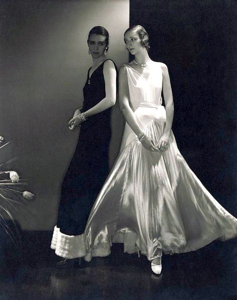 Marion Morehouse and unidentified model wearing evening dresses by Vionnet, photo by Edward Steichen, Vogue Oct. 1930 Women In Dresses, Madeleine Vionnet, Edward Steichen, Gene Kelly, Mae West, 30s Fashion, Richard Avedon, Art Deco Stil, 1930s Fashion