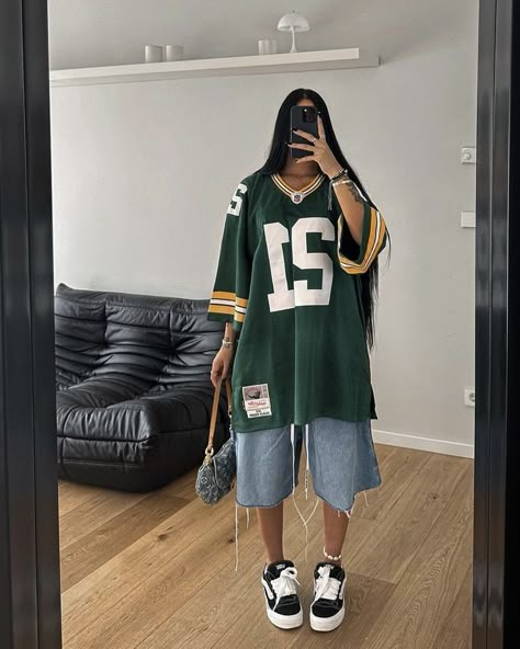 Fashion Inspo Outfits Oversized, Women In Baggy Clothes, Sporty Streetwear Outfits, Women In Jersey, Cute Urban Outfits, Oversized Baggy Jeans Outfit, Streetwear Fashion Jersey, Baggy Jersey Outfit Women, How To Wear Jersey Women