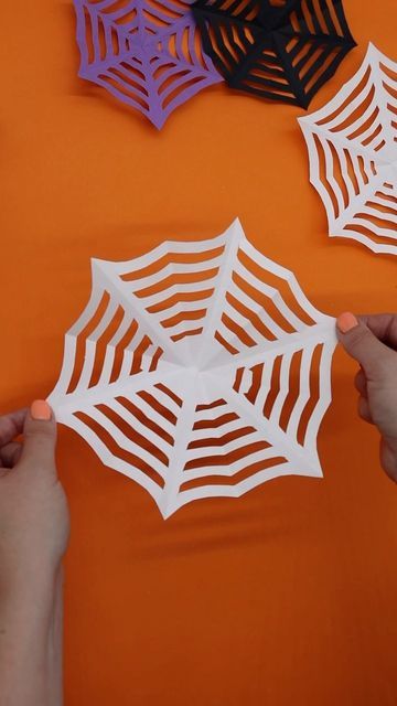 Diy Halloween Spider, Paper Spider, Fun Diy Halloween Decorations, Recycled Paper Crafts, Spider Decorations, Budget Crafts, Halloween Spider Web, Diy Garland, Craft Tutorial