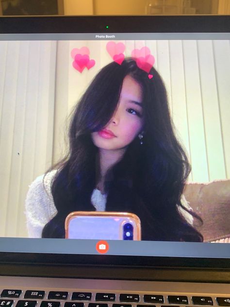 Mac Book Selfies Aesthetic, Macbook Hearts Filter Selfie, Macbook Mirror Selfie, Macbook Aesthetic Pictures, Mac Book Photos, Mac Book Photobooth Aesthetic, Mac Photobooth Selfie, Mac Photobooth Ideas, Photobooth Macbook Aesthetic