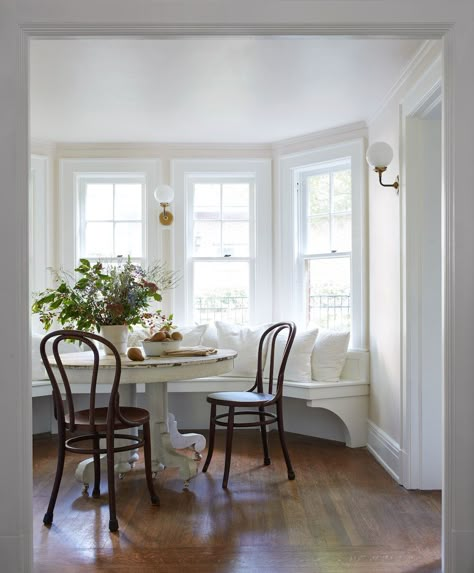 Delicate White (PPG paint color) in a beautiful breakfast nook with bay window - Leanne Ford design. Built In Window Seat, Dreamy Space, Window Seat Design, Ford Interior, Custom Bench, House Beautiful Magazine, 2 Pretty, Modern Farmhouse Design, Kitchen Nook