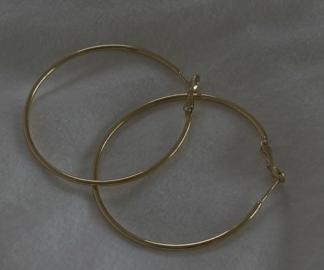 Aesthetic Gold Hoop Earrings, Gold Hoops Earrings Medium, Earrings Aesthetic Hoop, Hoop Earring Aesthetic, Big Gold Hoops Aesthetic, Gold Hoop Earrings Big, Golden Hoop Earrings Aesthetic, Gold Hoop Aesthetic, Hoops Earrings Aesthetic