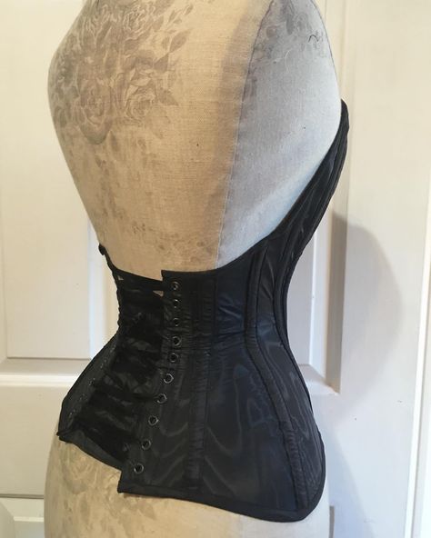 Low back corset by wyte phantom (taken from Facebook) Low Back Corset, Backless Corset, Fantasy Ball, Corset Back, Dress Inspo, Corset Dress, Low Back, Low Cut, Deer