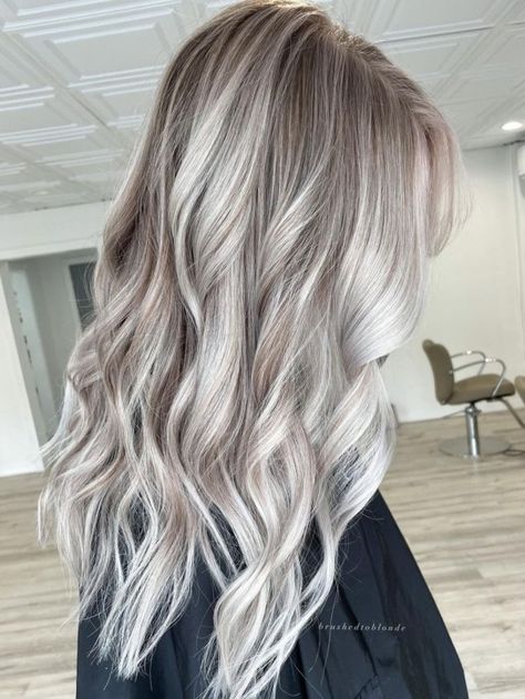 Ashy Silver Blonde Hair, Frosted Blonde Hair, Popelavá Blond, Blonde Hair With Silver Highlights, Bright Dimensional Blonde, Light Ash Blonde Hair Color, Best Blonde Highlights, Blonde Highlights With Lowlights, Ash Blonde Hair Color Ideas