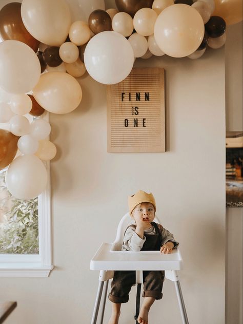 Bear themed neutral winter first birthday! Winter First Birthday, 1 Year Birthday Party Ideas, Simple First Birthday, Boys 1st Birthday Party Ideas, Outdoors Birthday Party, Teddy Bear Birthday, Baby Birthday Themes, 1st Birthday Photoshoot, Simple Birthday Decorations