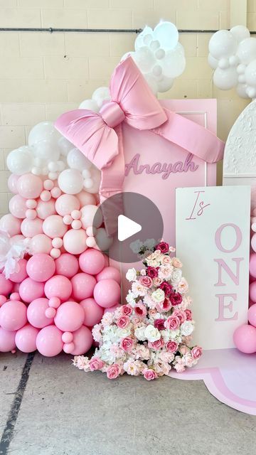 Giant Bow Backdrop, Giant Bow Tutorial, Birthday Props Diy, How To Make A Giant Bow, Bow Balloon Arch, Giant Bow Diy, Diy Giant Bow, Pearl Balloons, Birthday 11