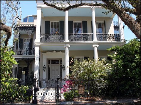 1239 First Street former home of Anne Rice, also appeared in her Mayfair Witches books Mayfair Witches, Garden District New Orleans, Mayfair House, Witches House, The Witching Hour, Film Locations, Anne Rice, Garden District, Witching Hour