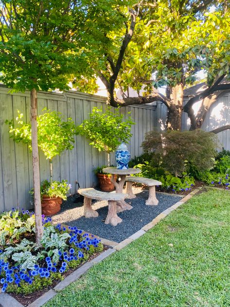 Outdoor Garden Sitting Area, Potted Boxwood, Tattoo Plant, Converted Garage, Yard Fence, Ranch Homes, Sitting Areas, Backyard Designs, Front Yard Garden Design