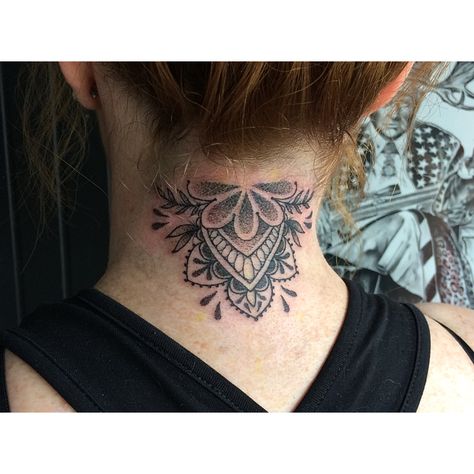 Geometric half mandala floral neck tattoo. Instagram - @tibbles.tattoo Tattoo Neck Woman Back, Back Of Neck Tattoos For Women Mandala, Back Of Neck Mandala Tattoo, Back Of Neck Hairline Tattoos For Women, Mandala Tattoo Back Of Neck, Mandala Neck Tattoo For Women, Upper Neck Tattoo, Neck Mandala Tattoo, Nape Of Neck Tattoo