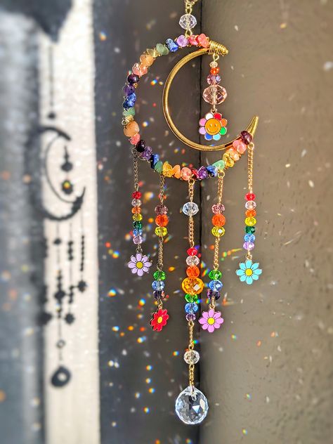 Crafts For Adults With Beads, Diy Windchimes Suncatchers, 2000s Crafts, Diy Hippie Decor, Bead Art Projects, Hippie Room Decor Diy, Beaded Windchimes, Sun Catchers Diy, Flower Sun Catcher