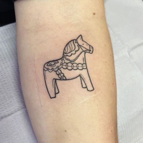 Swedish dala horse. I’m in love with this! Thanks Rachel! #horse #horsetattoo #swedishtattoo #dalahorse #dalahorsetattoo… | Instagram Swedish Horse Tattoo, Swedish Dala Horse Tattoo, Sweden Tattoo Ideas, Dala Tattoo, Dala Horse Tattoo, Swedish Tattoo Ideas, Small Horse Tattoo, Swedish Tattoo, Etching Tattoo