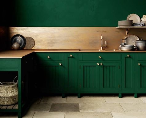 Brass Countertop, Green Kitchen Appliances, Hiasan Dalaman Dapur, Green Kitchen Interior, Reka Bentuk Dapur, Green Countertops, Copper Kitchen Backsplash, Green Appliances, Kitchen Color Palettes