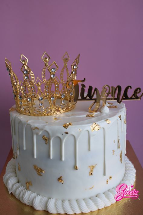 White And Gold Crown, Gold Crown Cake, 17 Birthday Cake, 25th Birthday Cakes, Golden Cake, Princess Birthday Cake, Crown Cake, 16 Birthday Cake, Baking Business