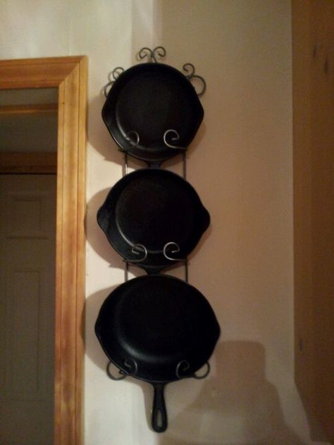 Display and store your cast iron pans! Cookware Display, Decorate Shelves, Organized Pantry, Iron Storage, Cast Iron Recipes, Cast Iron Pot, Iron Cookware, Cast Iron Cooking, Iron Skillets