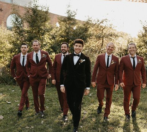 Autumn Groomsmen Color Schemes, Groomsmen Autumn Wedding, Cinnamon Groomsmen Attire, Halloween Groomsmen Attire, Indoor October Wedding, Fall Groomsmen Suits, Velvet Groom Suit, Indoor Wedding Ceremony And Reception, Fall Groomsmen Attire