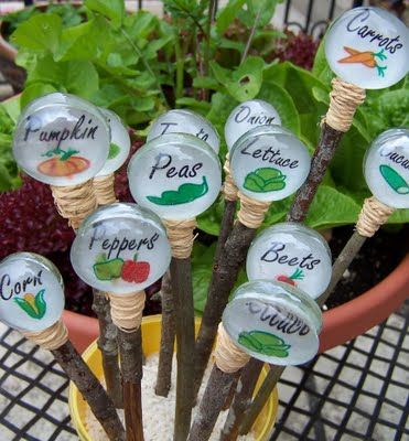 garden labels ideas Garden Plant Markers, Garden Labels, Gem Crafts, Aquaponics System, Garden Markers, Plant Markers, Glass Gems, Yard And Garden, Veggie Garden