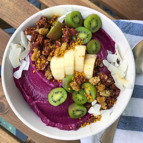 COCOBEET bowl with cherries and ginger Plat Healthy, Acai Bowl Recipe Easy, Halloween Headpiece, Pitaya Bowl, Vanilla Granola, Bowl Recipes Easy, Aesthetic Desserts, Acai Bowls Recipe, Acai Bowls