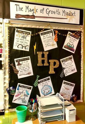 Huber Heights teacher transforms ... Harry Potter Growth Mindset, Hogwarts Classroom Decor, Hogwarts Classroom, Harry Potter Classroom Theme, Ideal Classroom, Harry Potter Classes, Classe Harry Potter, Harry Potter School, Magic Theme