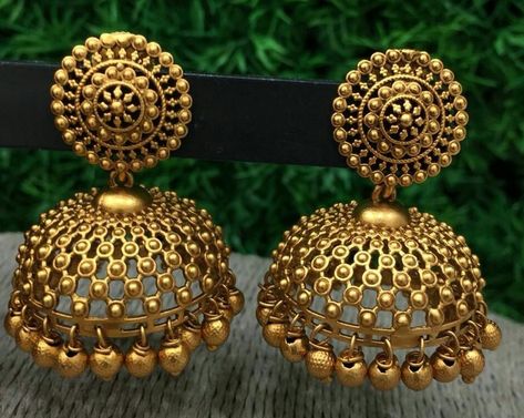 Mini Temple, Golden Jhumka, Beautiful Gold Earrings, Jhumka Design, Indian Jewelry Gold, Temple Earrings, Jewelry Gold Earrings, Gold Jhumka, Jhumka Designs