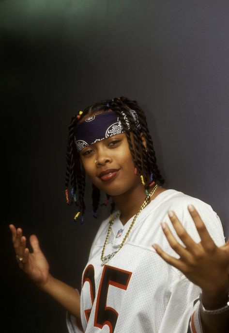 Women in hip-hop don't get as much grand recognition, but they deserve it. Da Brat is one of the finests there are to come out and be more ghetto than any ruffneck rapper in the game. The '90s sho' was a prime time fo' many musicians to escape the everyday circumstances of the hood, and Brat has as much influence to her than meets the eye. Da Brat 90s, 90s Female Rappers, 2000 Hip Hop, Hip Hop Hair, Iconic 90s Outfits, Hip Hop Aesthetic, 90s Rappers, Ropa Hip Hop, Da Brat