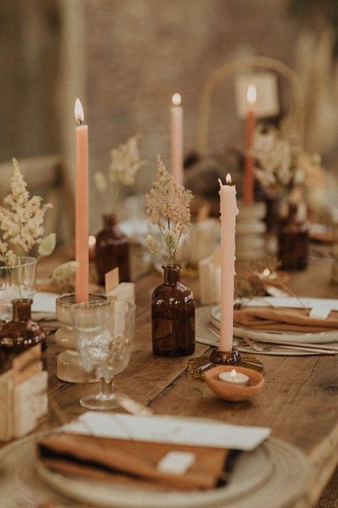 Bodas Boho Chic, Minimalist Dekor, Tafel Decor, Holiday Tablescapes, Amber Brown, Wedding Table Decorations, Wedding Table Settings, Wedding Mood Board, Wedding Mood