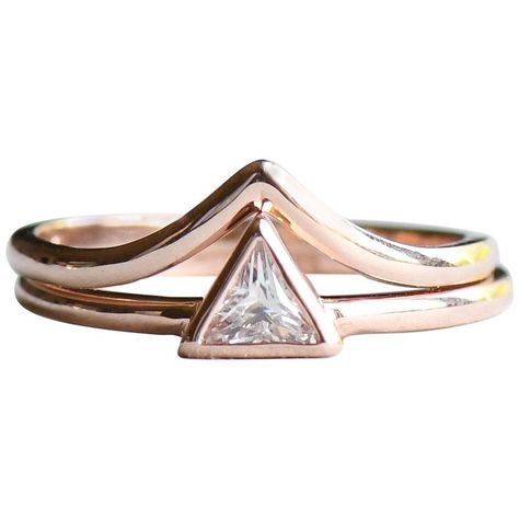 Triangle Diamond Ring, Triangle Diamond, Art Jewelry Design, Triangle Ring, Ring Guard, Gold Ring Designs, Chevron Ring, Art Deco Diamond, Bezel Diamond